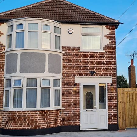 Shm Stays Leicester. Newly Renovated!! 15 Min Drive From City Centre, University. 9 Min Drive To Leicester City Stadium, 5 Min Drive To M1 & M69. 2 Min Walk To Bus Stop. 外观 照片
